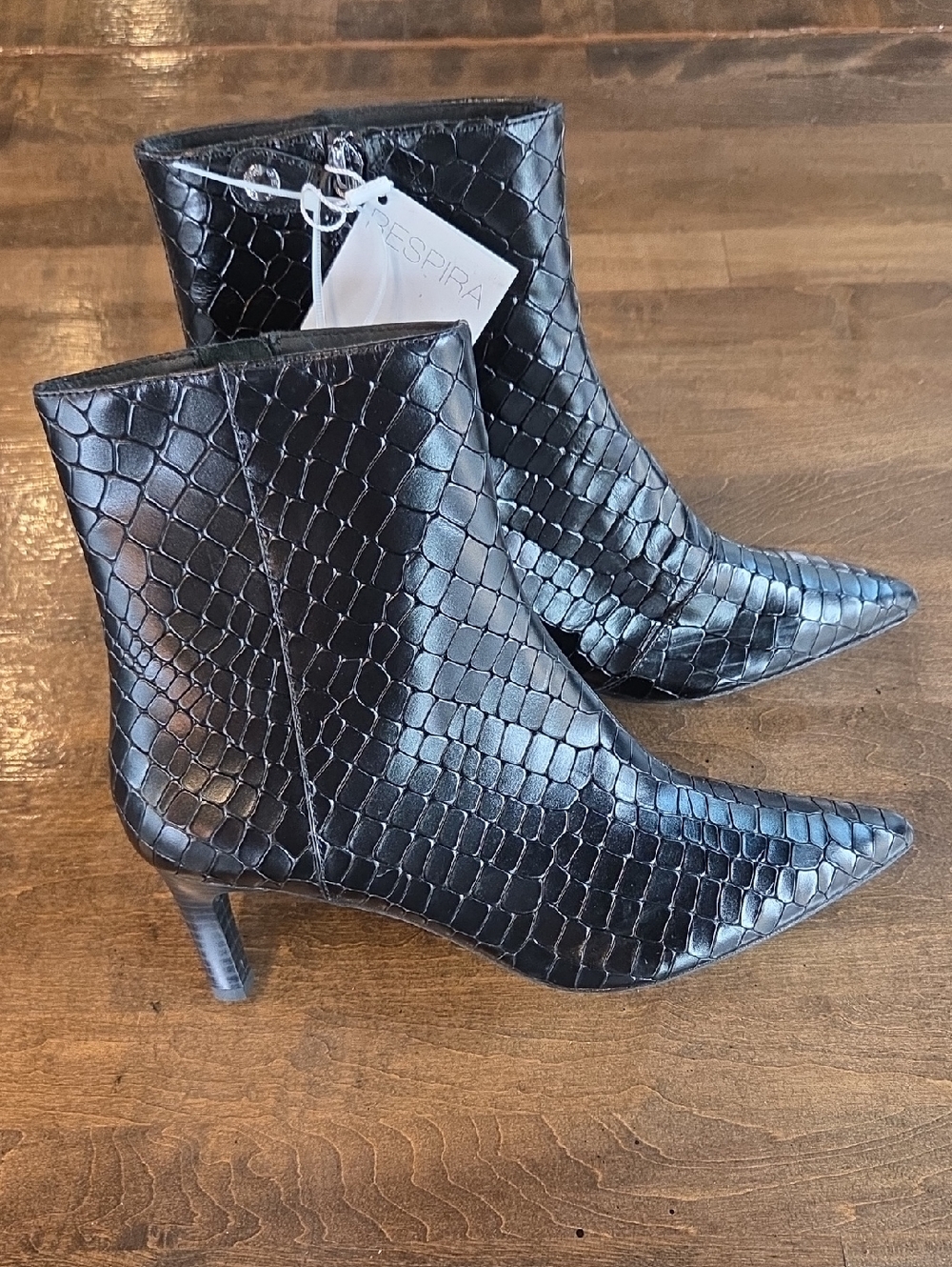 Geox Size 7 Women's Black Croc-Embossed Pointed Toe Ankle Leather Booties New